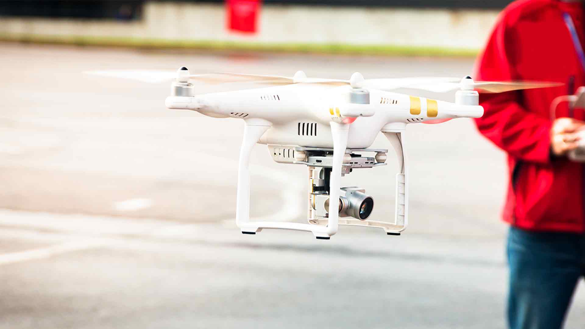 Weiße Drohne in der Luft