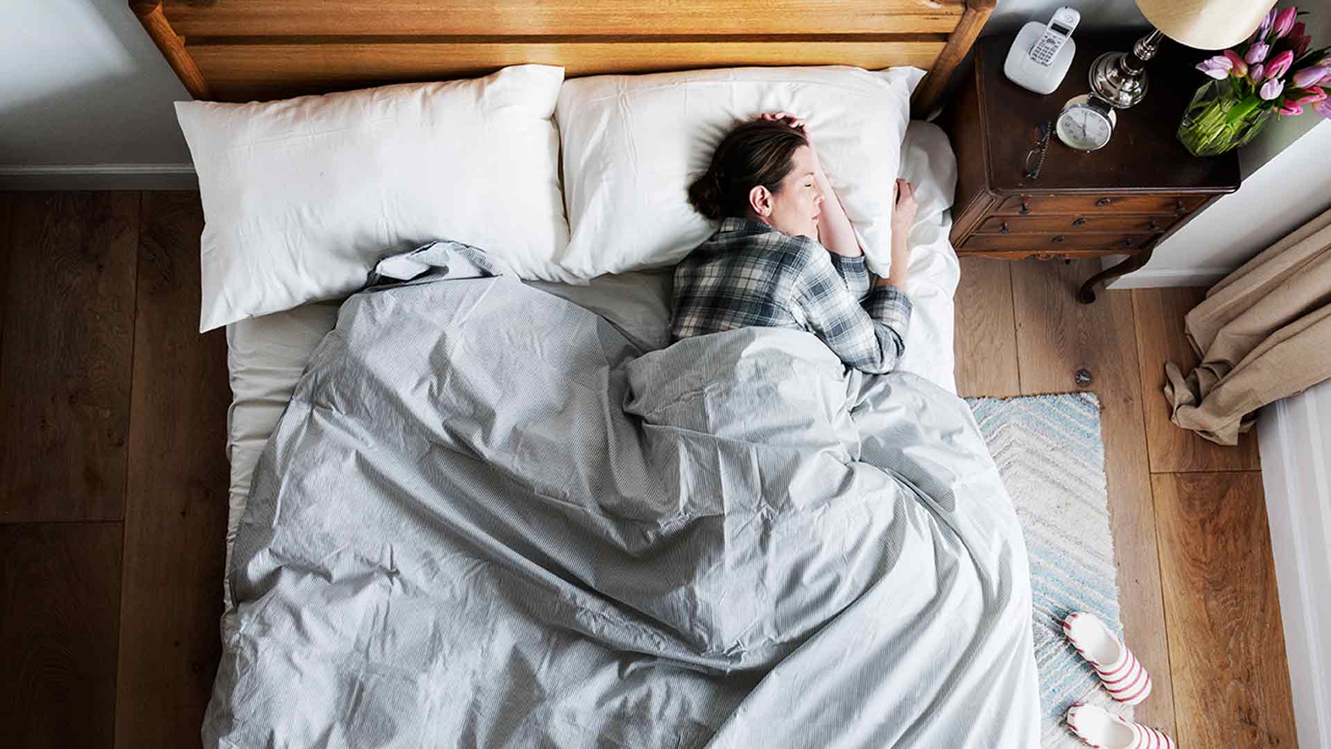 Frau schläft im Bett