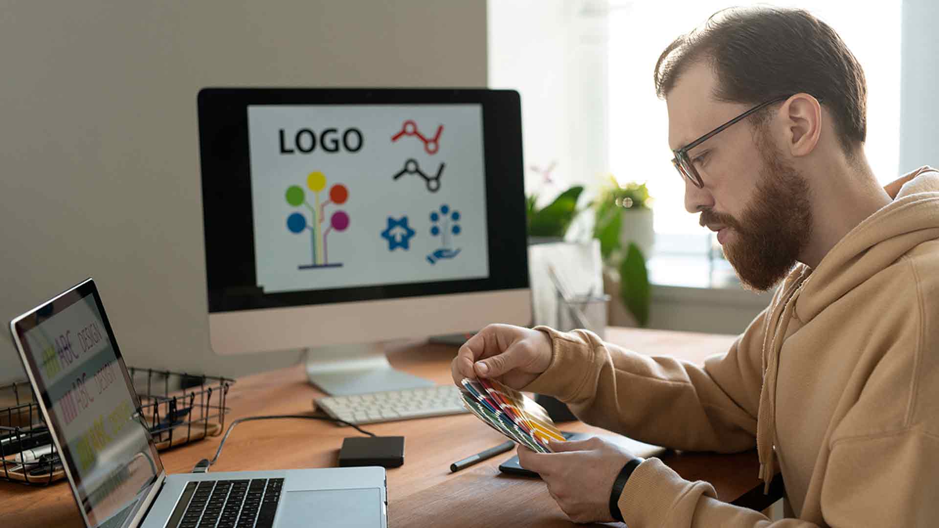 Grafikdesigner designt Logos