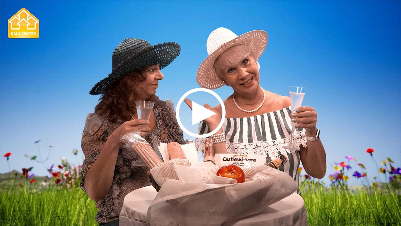2 Frauen mit Sommerhut und Picknickkorb