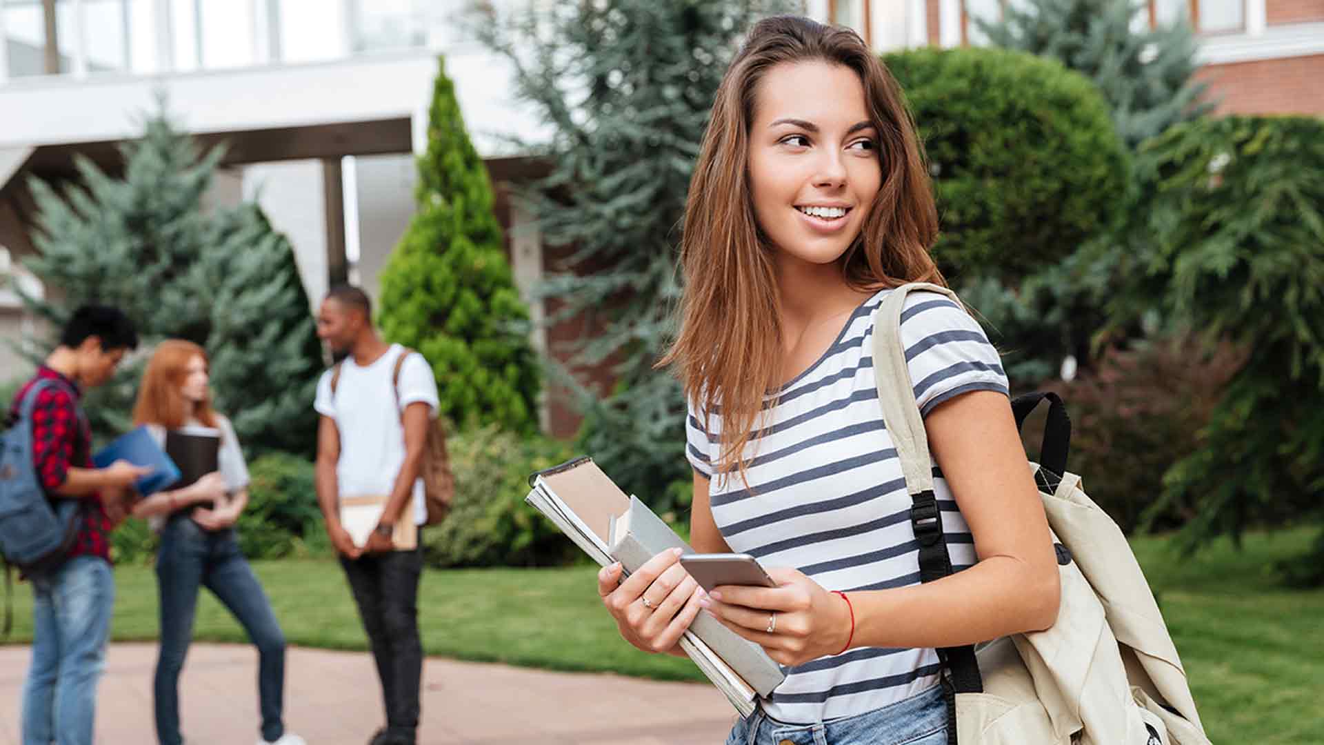 She a new student. Девушки студентки. Студентка с рюкзаком. Студент с чемоданом. Счастливая студентка.