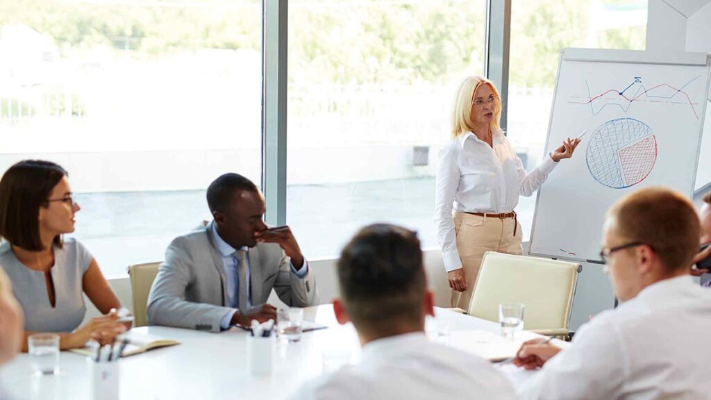 Frau hält einen Workshop in einem weißen Raum