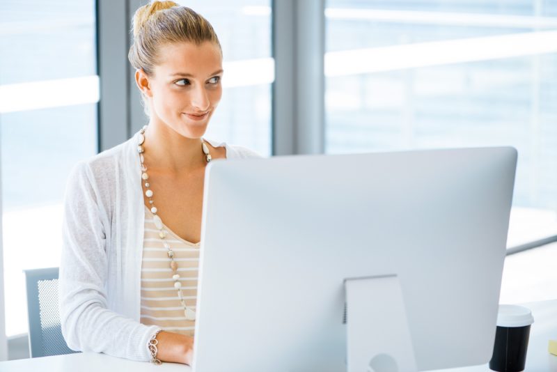 Frau arbeitet mit Computer