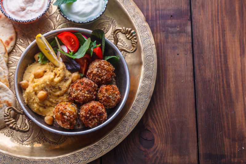 Hummus & Falafel serviert auf einem Holztisch